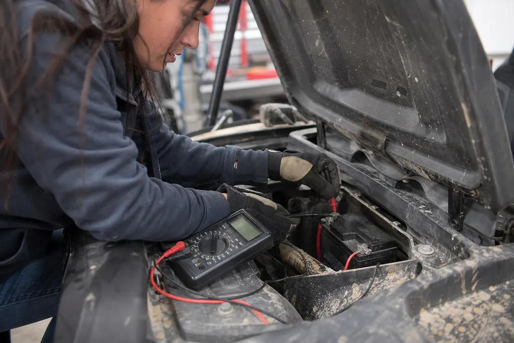 Mesure de la tension de la batterie d'un SSV avec un multimètre