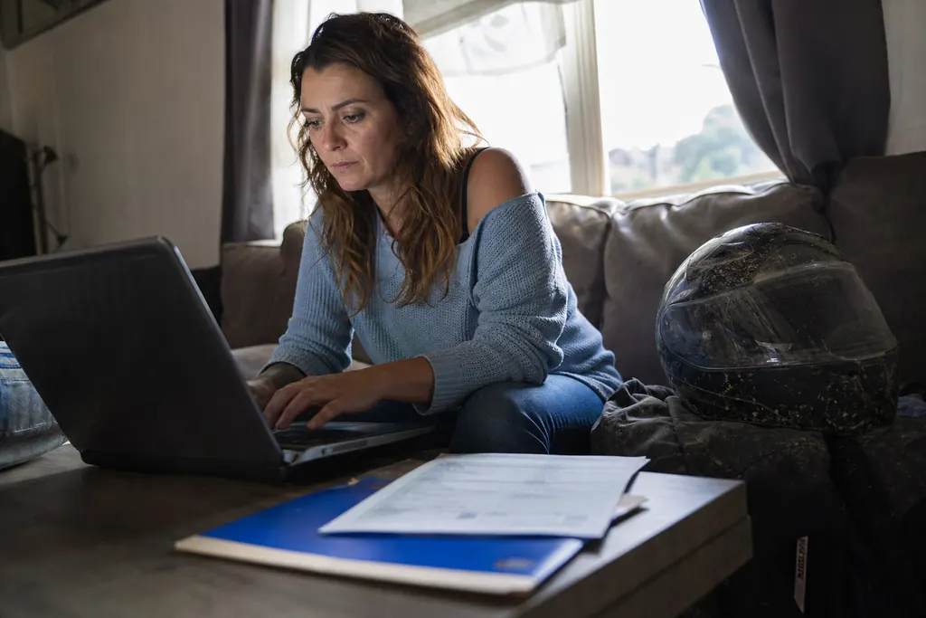 Une femme effectue les démarches d'immatriculation de son SSV en ligne