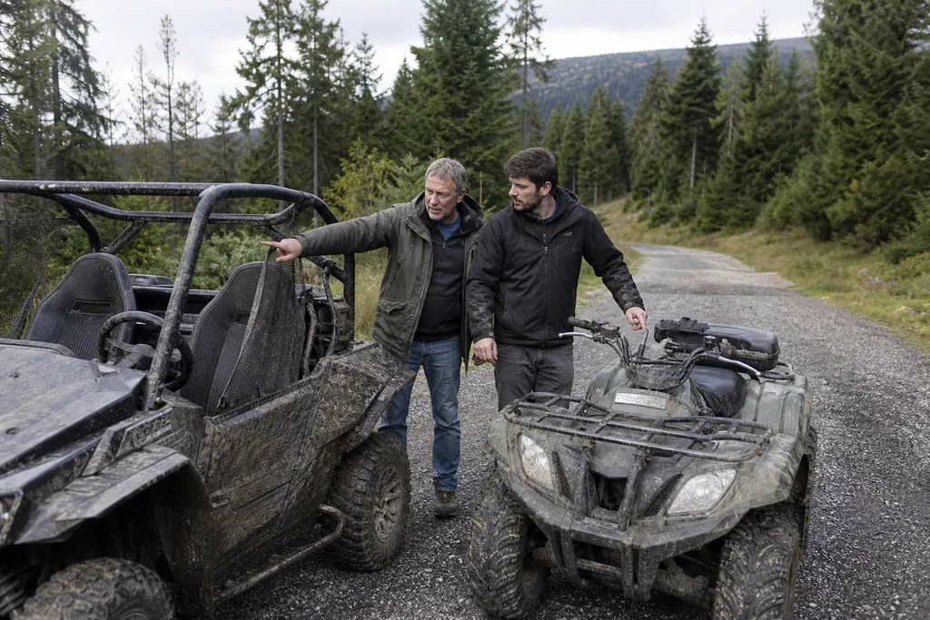 Un père explique à son fils la différence entre un SSV et un quad garés côte à côte