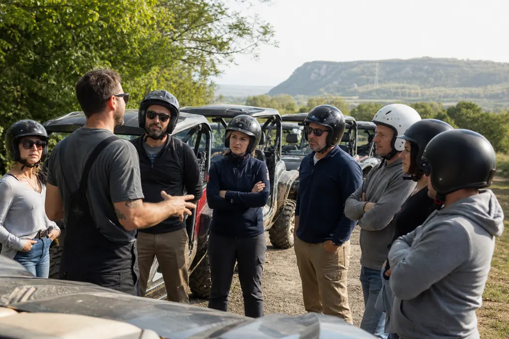 Un guide fait le briefing sécurité avant une randonnée en SSV