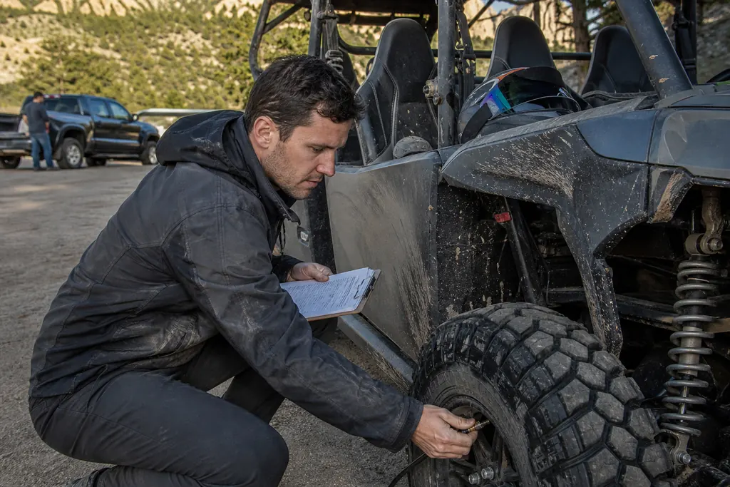 Un pilote vérifie son SSV avec une checklist avant de partir