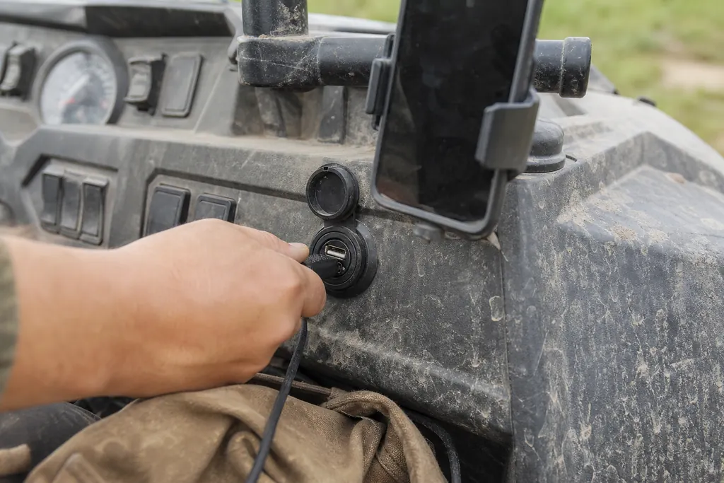 Prise USB étanche encastrée dans le tableau de bord d'un SSV