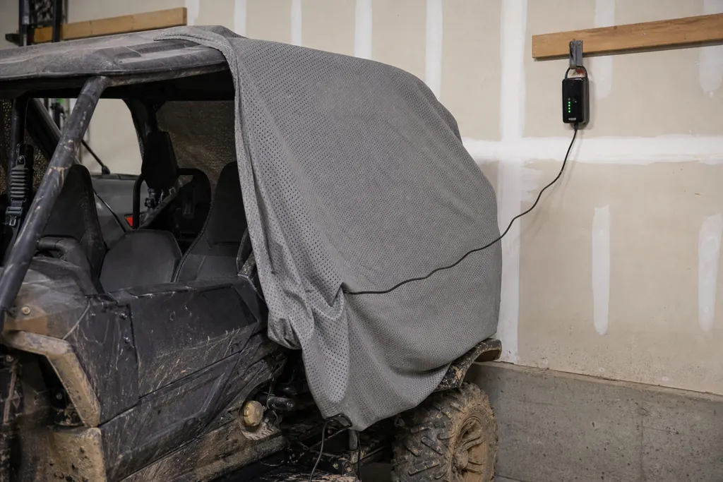 Chargeur mainteneur relié à un SSV bâché dans un garage