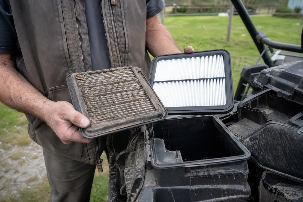 Filtre à air poussiéreux comparé à un filtre neuf au-dessus du boîtier d'un SSV
