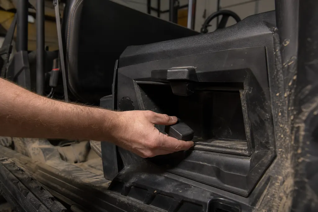 Un propriétaire dissimule un traceur GPS dans un rangement de son SSV